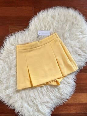 NWT DYNAMITE ‘Nina mini pleated skort’ in ‘Golden Haze’ buttercream yellow Sz 0